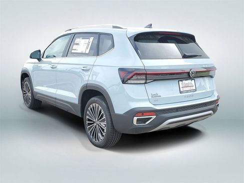 New 2026 Volkswagen Taos SE FWD image 4