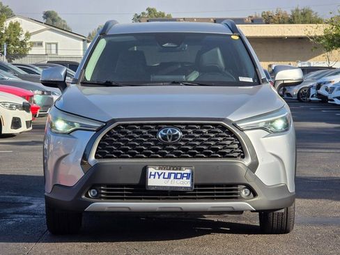 Used 2023 Toyota Corolla Cross XLE image 3