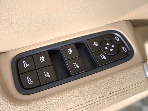 Used 2020 Porsche Cayenne image 42