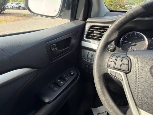 Used 2019 Toyota Highlander LE FWD image 16