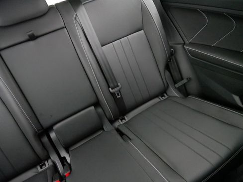 Certified 2024 Volkswagen Tiguan SE image 14