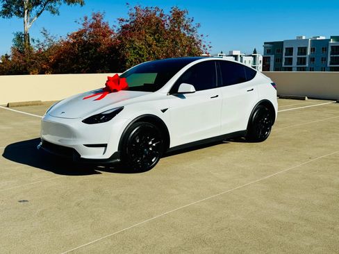 Used 2023 Tesla Model Y AWD image 13