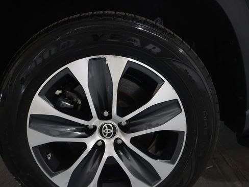 Used 2023 Toyota Highlander XLE image 32