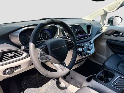 Used 2023 Chrysler Pacifica Touring-L FWD image 7