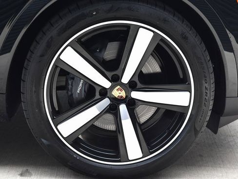 Certified 2025 Porsche Cayenne image 11