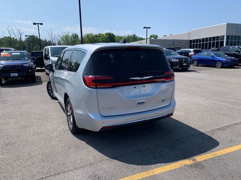Used 2023 Chrysler Pacifica Limited FWD image 3
