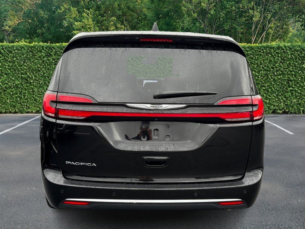 Used 2024 Chrysler Pacifica Touring-L FWD image 5