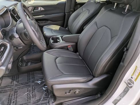 New 2027 Chrysler Pacifica Select FWD image 13