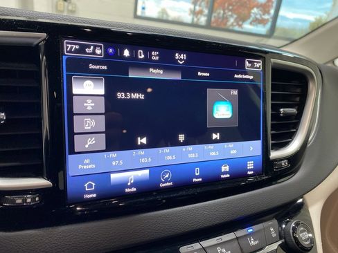 Used 2024 Chrysler Pacifica Touring-L image 5