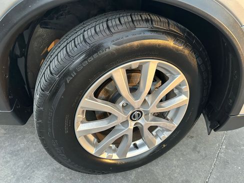 Used 2017 Nissan Rogue SV image 50