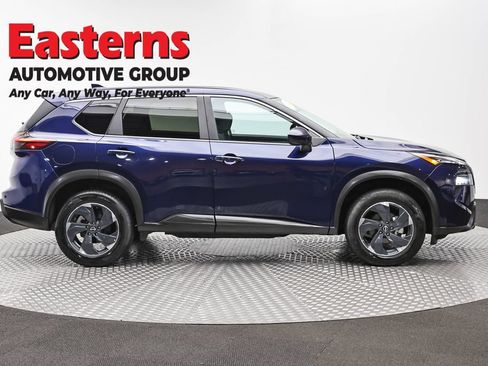 Used 2024 Nissan Rogue SV AWD/4WD image 4