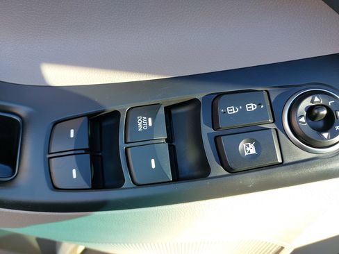 Used 2014 Hyundai Elantra SE image 28