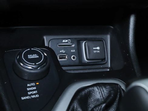 Used 2018 Jeep Cherokee Overland w/ Technology Group AWD/4WD image 28