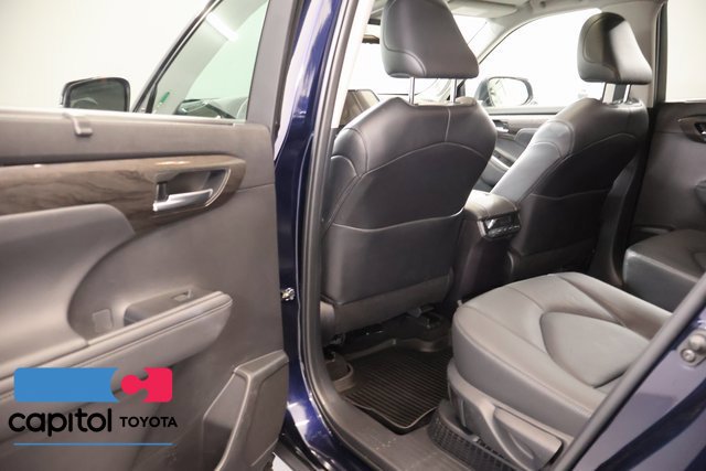 Used 2024 Toyota Highlander Limited AWD/4WD image 30