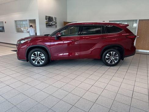 Used 2020 Toyota Highlander XLE image 9