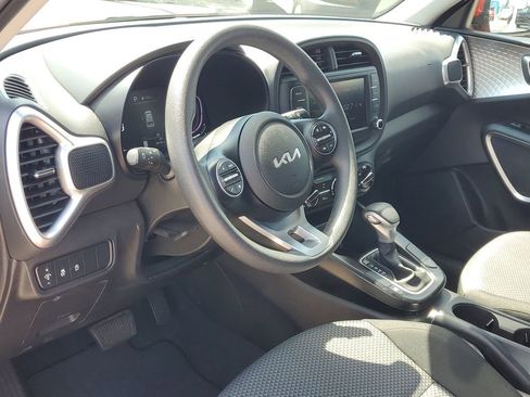 Used 2025 Kia Soul LX w/ LX Technology Package FWD image 13