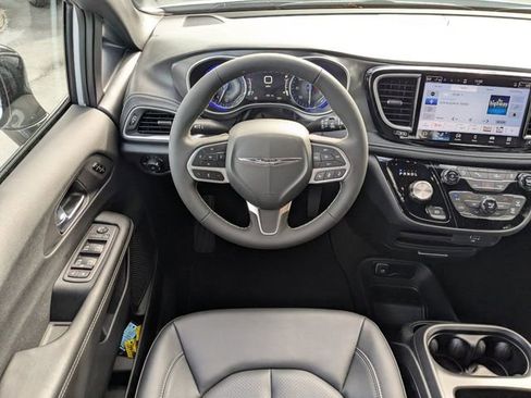 New 2026 Chrysler Pacifica Select FWD image 16