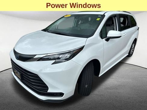 Used 2024 Toyota Sienna LE w/ LE Plus Package AWD/4WD image 5