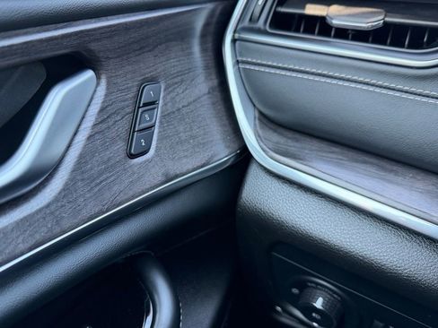 Used 2023 Jeep Grand Cherokee Overland image 24