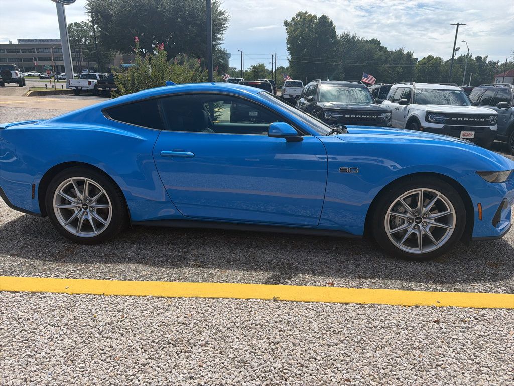 Used 2025 Ford Mustang GT Premium RWD image 4