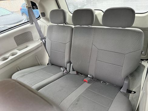 Used 2008 Chrysler Town & Country LX FWD image 16