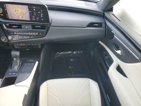 Used 2022 Lexus ES 300h Ultra Luxury image 17