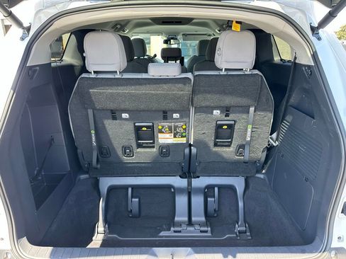 Used 2026 Toyota Sienna LE FWD image 4