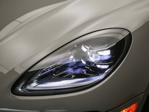 Certified 2026 Porsche Macan AWD/4WD image 11
