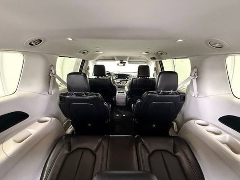 Used 2024 Chrysler Pacifica Touring-L AWD/4WD image 31