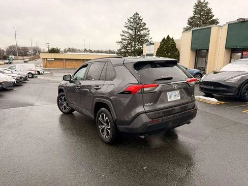 Used 2020 Toyota RAV4 LE image 3