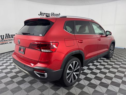 Used 2023 Volkswagen Taos SE w/ Panoramic Sunroof Package FWD image 7