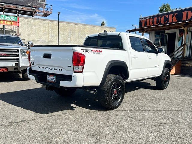 Used 2017 Toyota Tacoma TRD Sport AWD/4WD image 7