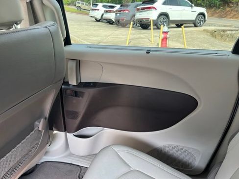 Used 2019 Chrysler Pacifica Touring-L w/ Advanced Safetytec Group FWD image 14