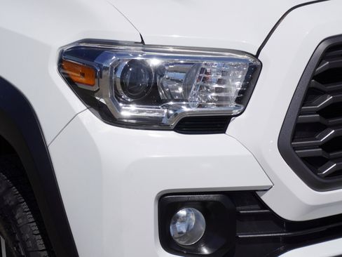 Used 2022 Toyota Tacoma TRD Off-Road w/ Black Out Package (TMS) AWD/4WD image 3