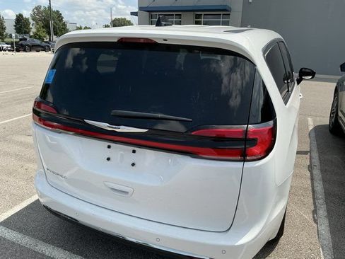 Used 2025 Chrysler Pacifica Select FWD image 7