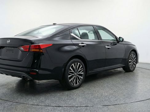 Used 2025 Nissan Altima 2.5 SV FWD image 9