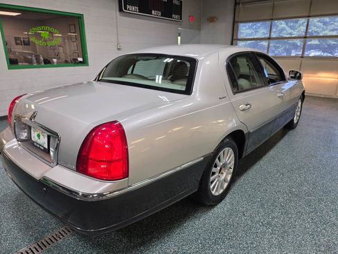Used 2005 Lincoln Town Car Signature RWD image 6