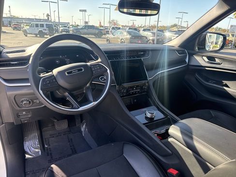 Certified 2024 Jeep Grand Cherokee Altitude image 16