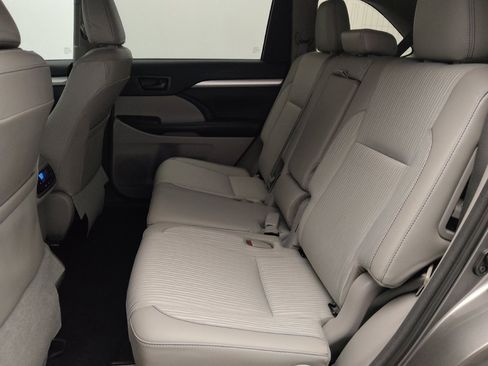 Used 2018 Toyota Highlander Plus FWD image 18