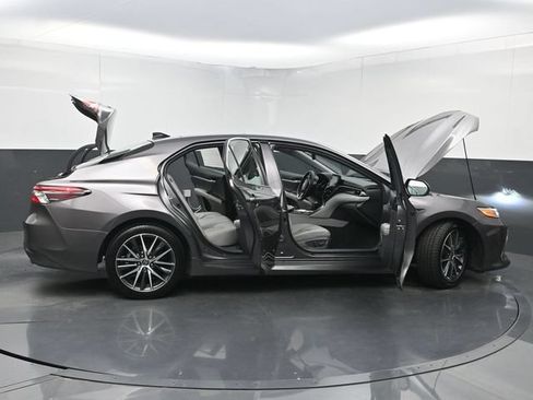 Used 2021 Toyota Camry XLE FWD image 39