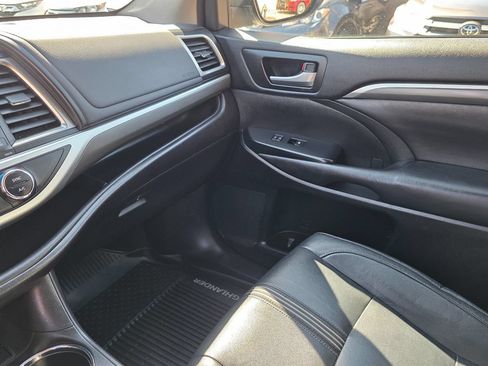 Used 2018 Toyota Highlander SE FWD image 40
