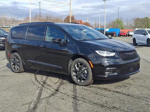New 2026 Chrysler Pacifica Select w/ S Appearance Package image 1