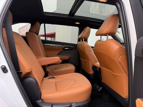 Used 2024 Toyota Highlander Platinum image 14