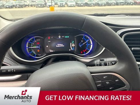 Used 2024 Chrysler Pacifica Limited FWD image 9