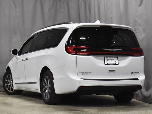 Used 2022 Chrysler Pacifica Pinnacle image 2