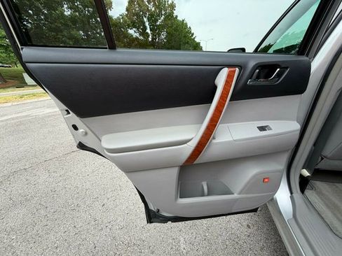 Used 2010 Toyota Highlander Limited FWD image 25