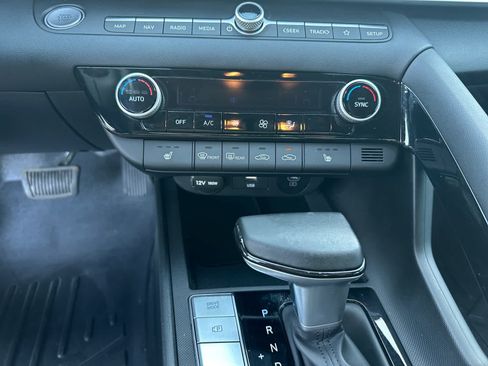 Used 2025 Hyundai Elantra Limited FWD image 12