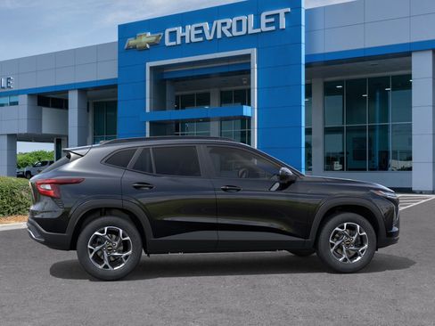 New 2026 Chevrolet Trax LT w/ Driver Confidence Package FWD image 5