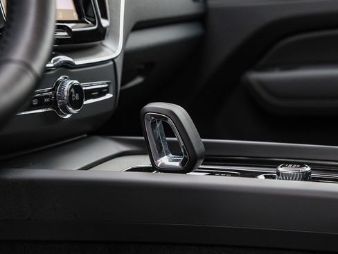 Used 2025 Volvo XC60 B5 Plus image 24