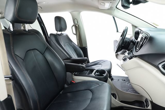Used 2020 Chrysler Pacifica Touring-L w/ Advanced Safetytec Group FWD image 36